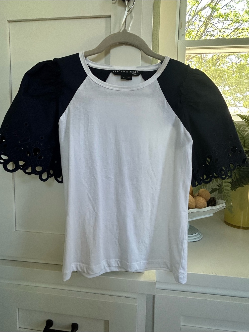 Veronica Beard White Tee with Navy Eyelet Puff Sleeves NWOT XS